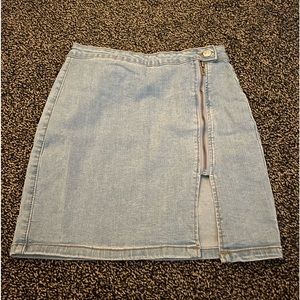 Denim skirt with slit/zip up details